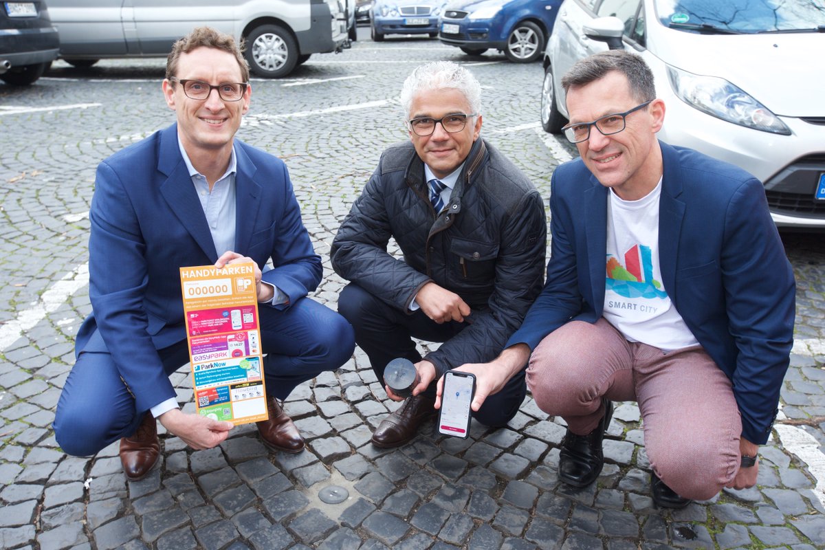 BundesstadtBonn's tweet photo. Parkplätze suchen, finden & zahlen per App - das ist mit "Park and Joy" auf dem Stiftsplatz & auf dem Parkplatz Am Burgweiher möglich. Die Telekom & OB @AshokSridharan1 haben heute das Projekt vorgestellt. #DigitalesBonn https://t.co/SnLE3RZLzz Foto: Fotostudio Heupel https://t.co/lRHikHt9zR