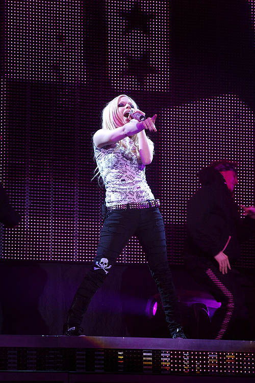 inavrilhistory tweet picture