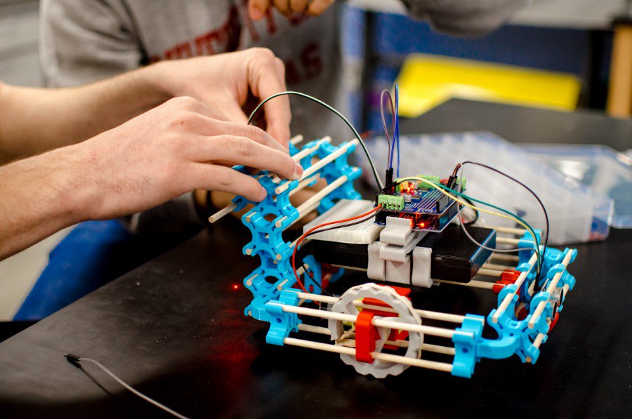 N5Dave's tweet photo. MOREbot! 3D Printed Robot Ecosystem! https://t.co/0DIiKIFD6Q #morebot #robot #3D #printed #3DPrintedRobot #MORETechnologies #robotics #arm #catapult #roboticarm #robotbuild https://t.co/uO6LlbTTD4