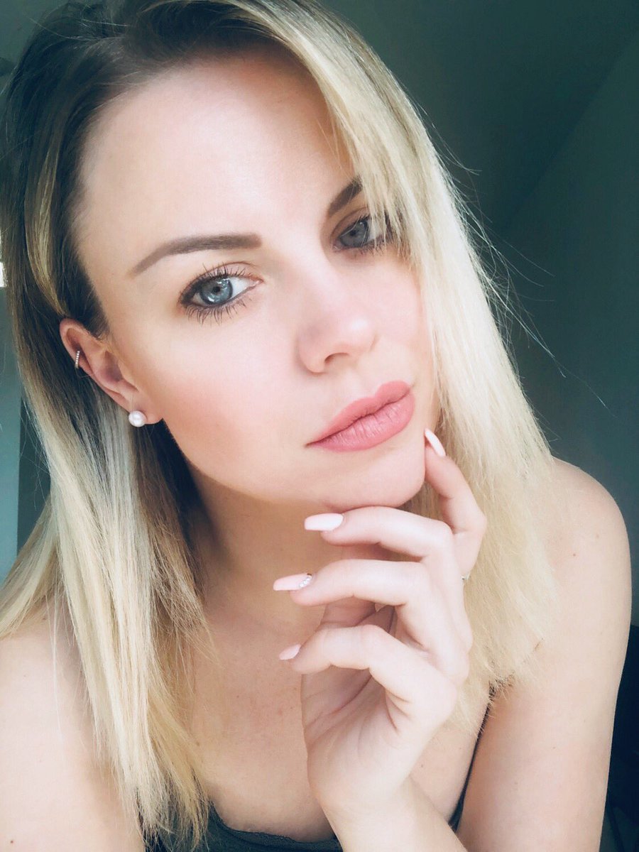 joanneclifton's tweet photo. STOP !!! AND SWIPE ACROSS ! My skin has never felt better ! The SUPER RANGE of @glamglowuk is my new and favourite skincare regime !!!! #GLAMGLOW #superrange #supertoner #superserum  #ad https://t.co/bXxOOw4EJl