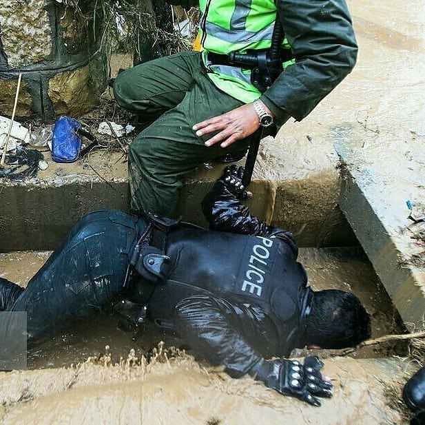 Reality_of_Iran's tweet photo. Today in #Shiraz, great police doing more than his duties and helping as much as he can to search for people who may got lost during #ShirazFlood https://t.co/AyDJliXyNj