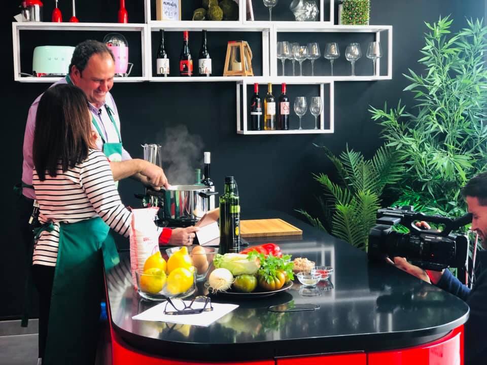 tvhellin's tweet photo. Hoy a las 22:00hr en #TeInvitoAComer
No podíamos tener mejor #Anfitrión que a #JulianMartínezLizan , presidente del grupo de acción local campos de #Hellin una persona especial para esta casa y a quien #Sorprenderemos en muchos momentos de la entrevista https://t.co/BtO48Wz8x4