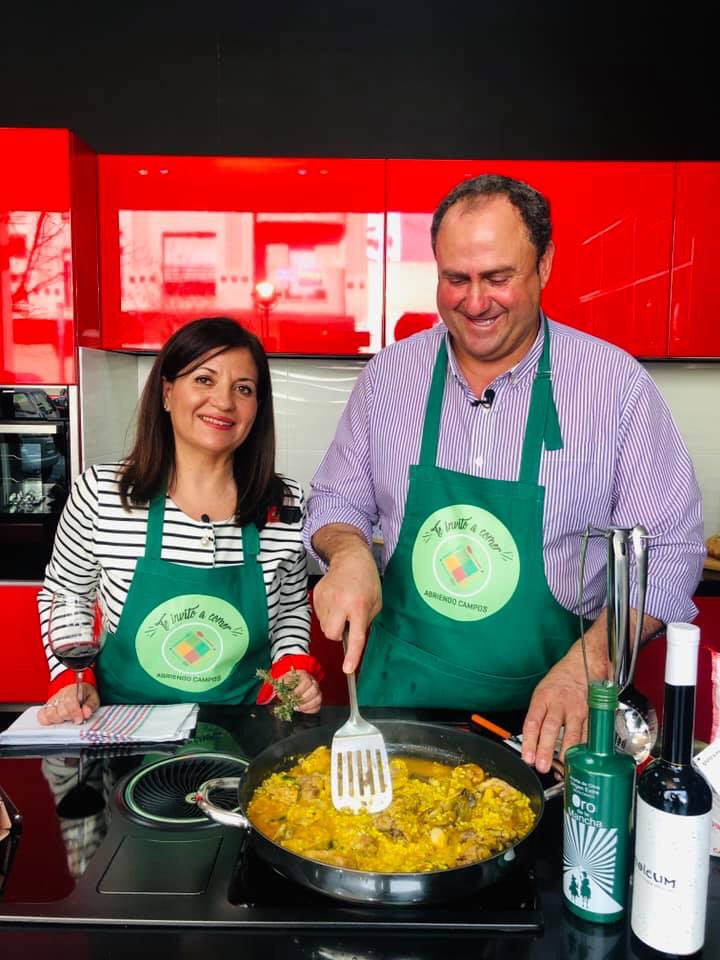tvhellin's tweet photo. Hoy a las 22:00hr en #TeInvitoAComer
No podíamos tener mejor #Anfitrión que a #JulianMartínezLizan , presidente del grupo de acción local campos de #Hellin una persona especial para esta casa y a quien #Sorprenderemos en muchos momentos de la entrevista https://t.co/BtO48Wz8x4