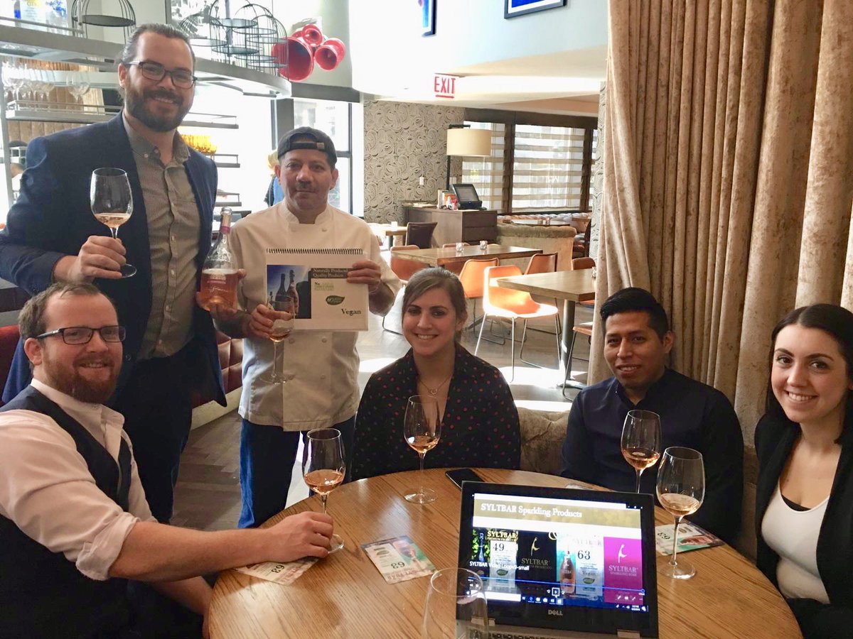 Syltbar's tweet photo. The staff at the @virginhotelschi / Common Club is ready to serve you Mrs! This place is gorgeous!
#syltbar #syltbarprosecco #premiumprosecco #syltbarrose #prosecco #commonclub #sparklingwine #virginhotels #chicago #healthy #healthylifestyle #lowcalorie #lowsugar #lowcarbdiet https://t.co/ssbXm31jan