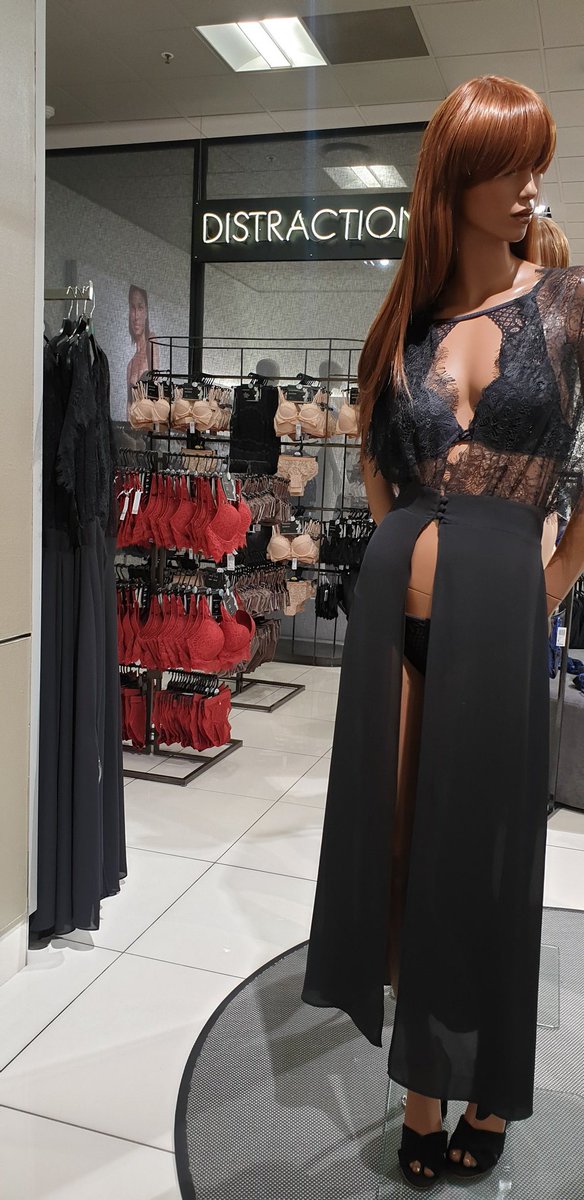 khati_lerato's tweet photo. A quick stop at @WOOLWORTHS_SA to get @bonang_m Bonang-fied #1yearanniversary #weekendof โค #celebrationsloading ๐๐ฝ https://t.co/ifFzbMsKCT