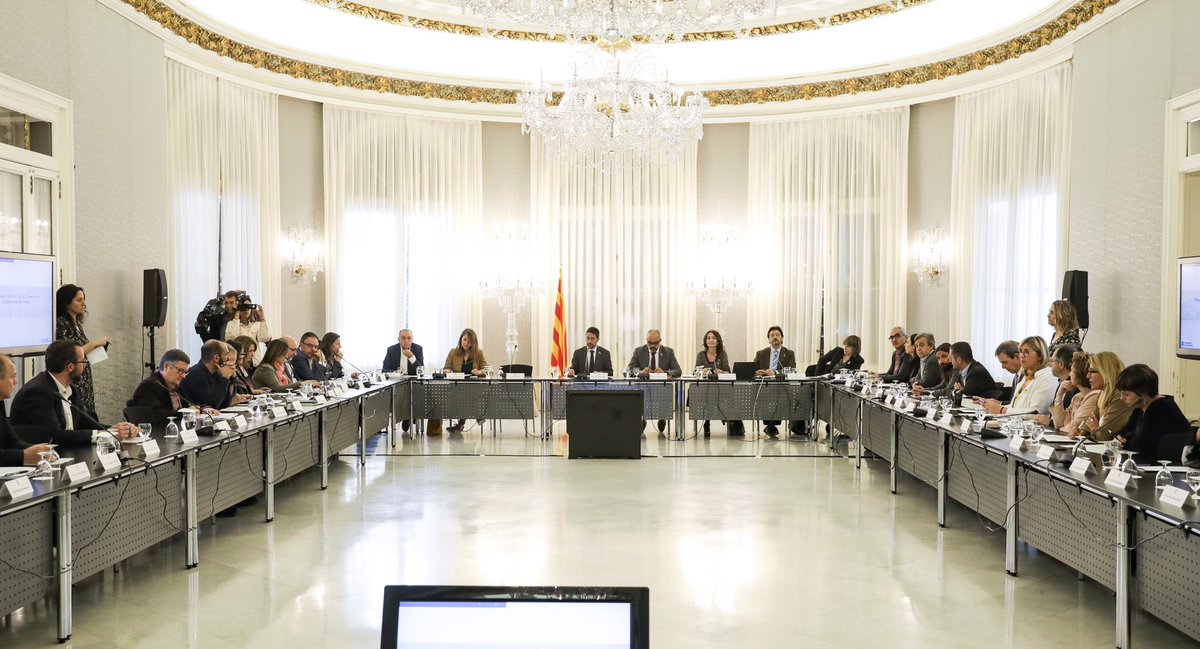 AntoniPovedaSJD's tweet photo. A la segona cimera de la #qualitataire de la conurbació de Barcelona. Cal que el compromís contra la contaminació es concreti en mesures efectives per reduir diòxid de nitrògen i partícules PM10. A l' @AMB_Mobilitat seguim treballant pel #transportpublic i la mobilitat #sensefums https://t.co/wTFT46x3kN