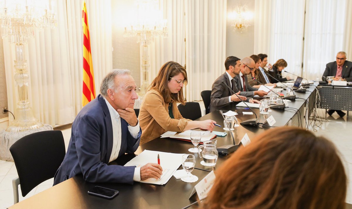 AntoniPovedaSJD's tweet photo. A la segona cimera de la #qualitataire de la conurbació de Barcelona. Cal que el compromís contra la contaminació es concreti en mesures efectives per reduir diòxid de nitrògen i partícules PM10. A l' @AMB_Mobilitat seguim treballant pel #transportpublic i la mobilitat #sensefums https://t.co/wTFT46x3kN