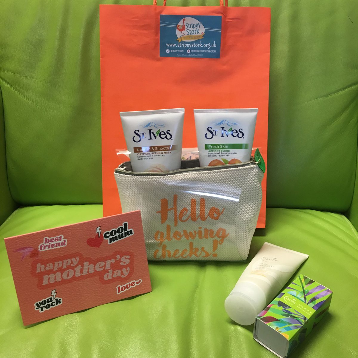 🌸Today we pretty much cleared our #Mum2Mum2019 stock when The Red Oak #SureStart collected 50 for the #Mums they support. We still need to respond to the flurry of final requests this week, so #donations via our <a href="/AmazonUK/">Amazon.co.uk</a> Wish List are much appreciated: bit.ly/Mum2Mum2019Ama…