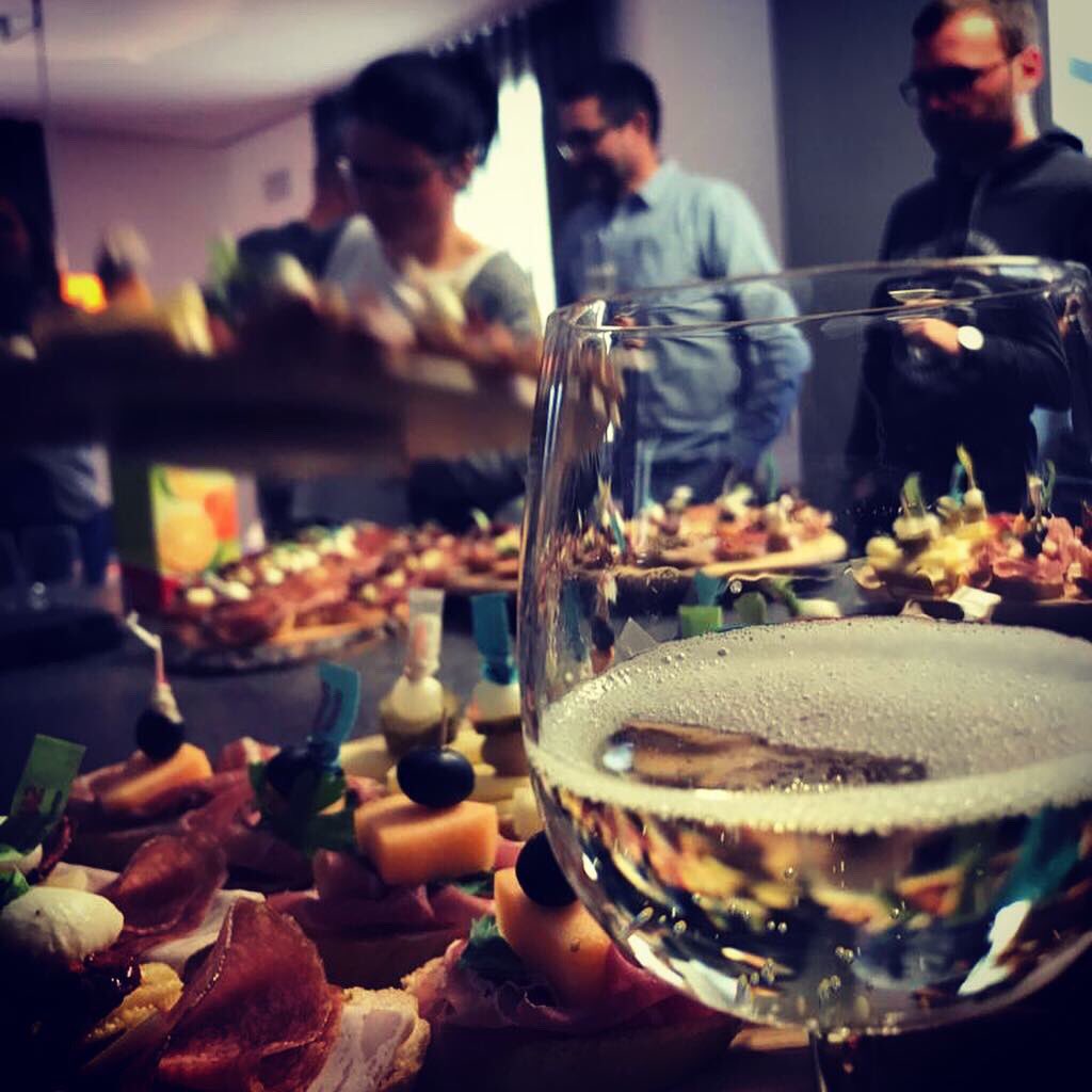 SiMedia's tweet photo. 🎂🎈HAPPY BIRTHDAY TOOOOOOO YOUUUUUU! Tanze Tango auf den Tischen, Sekt soll durch die Kehle zischen! 💃🏼🥂😉 Lieber Reinhold, wir wünschen dir alles, alles GUTE zum Geburtstag! 🍀 #besterchefderwelt #SiMediaMoments https://t.co/DfgMR9i439
