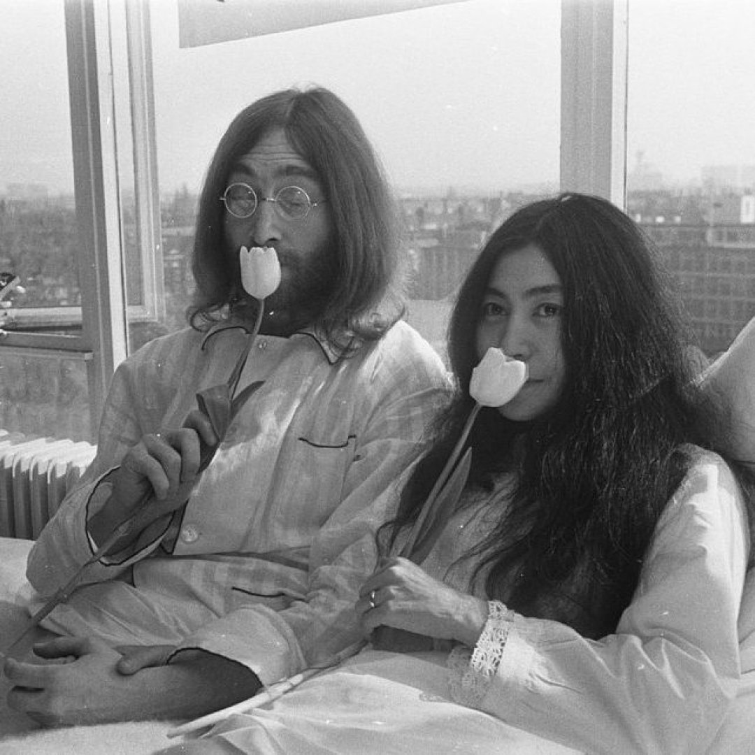 50 years ago today... John Lennon and Yoko Ono began their two week-long bed-ins for peace. Pic via bit.ly/2TzilDK