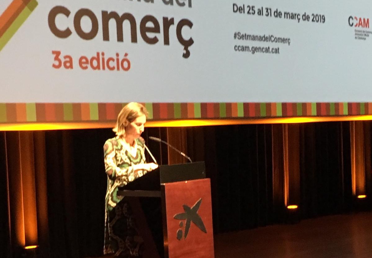 empresacat's tweet photo. La #consellera @angelschacon explica durant la presentació de la 3a Setmana del Comerç que el @govern treballa en l’Agenda Comerç 20/21, el full de ruta que marcarà les línies d’actuació per afrontar els reptes de futur del comerç a Catalunya.
#SetmanadelComerc https://t.co/UZEMGsUdL3