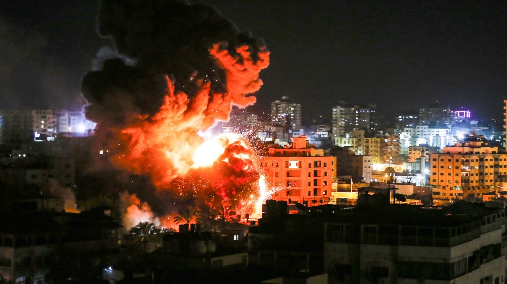 LydiaDeLeeuw's tweet photo. #Gaza.. facing a long night of air strikes.
No bomb shelters.
No air raid alarm.
Nowhere to run.
No electricity.
Locked up, under an Israeli-imposed siege (12yrs now).
STOP this madness. #EndTheSiege
#EndTheOccupation
#EndTheColonization
#Palestine
#GazaStrip
#GazaUnderAttack https://t.co/JTm2gPbU4H