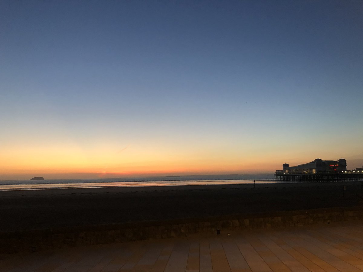 TinaLEJones's tweet photo. A beautiful evening in Weston-super-Mare ready for #MicrosoftEdu Live @westoncollege tomorrow! #MIEExpert https://t.co/GWm0ObfCE9