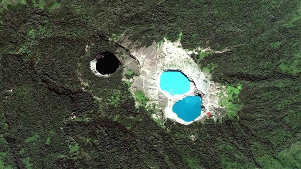 NaturelsWeird's tweet photo. The tri-coloured crater lakes of Kelimutu, Indonesia. https://t.co/3ODzMHCbwO