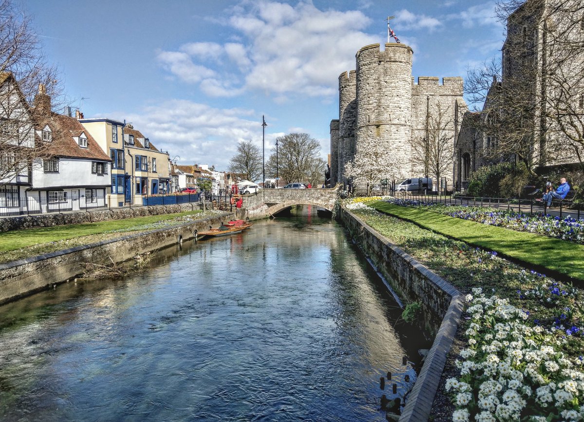 TicketyBooJon's tweet photo. What other city compares to Canterbury on a beautiful Spring afternoon? Soon be time for Crocks & socks!
#Canterbury #Spring #NotAGoodCombination #Kent #Walk https://t.co/R0qjRGvMFm