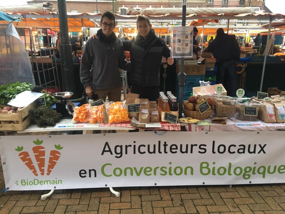 EnactusFrance's tweet photo. #BioDemain, c’est un projet Enactus porté par des étudiants #entrepreneurs, qui soutient les agriculteurs en #conversion #biologique, en vendant leurs produits à un prix équitable. Retrouvez-les sur les marchés à #Croix et à #Lille ! 
Lire l'article : https://t.co/IhdCwLen33 https://t.co/jWMC5j6IO7