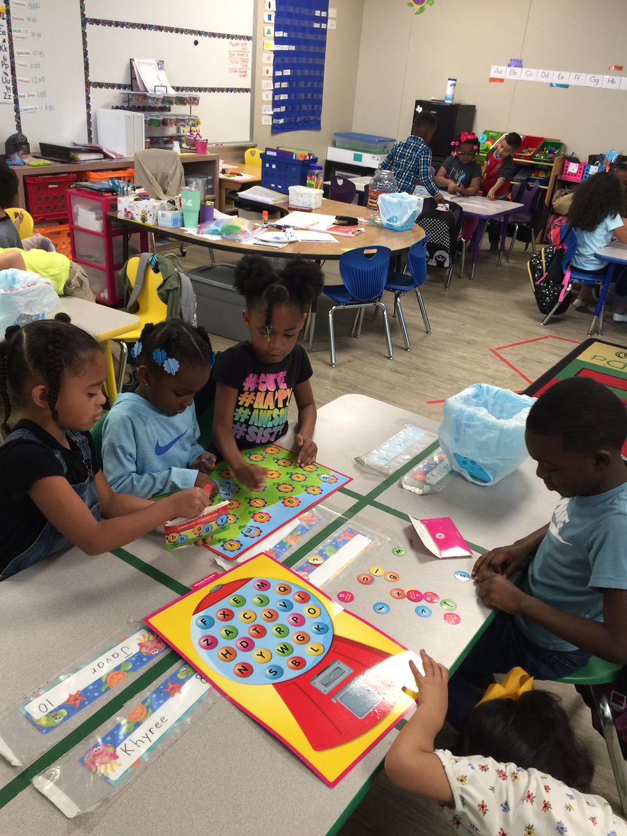 Working together to complete the file folder games! It’s all about teamwork! <a href="/BrenhamISD/">Brenham ISD</a> @BrenhamEclc #PowerOfPrek #ThisisTexasPreK