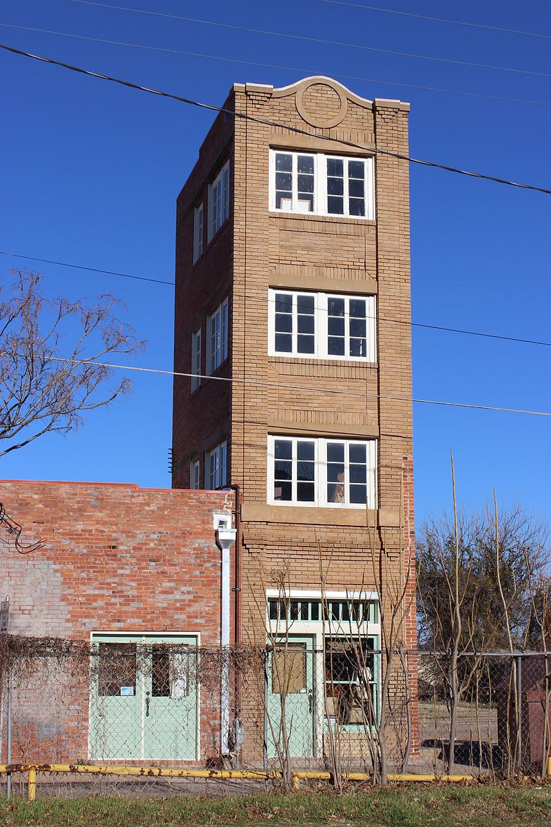 Have you heard of the 'world's littlest skyscraper' in TX? They got funding in 1919 saying it would be 480 tall. Investors assumed they meant 480 feet but it was labeled 480 inches in the blueprints. The investors sued and lost: en.wikipedia.org/wiki/World%27s… #unitchat #mp6