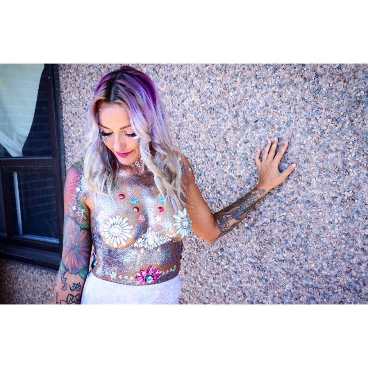 ronniedohertyy's tweet photo. The Priest at my Funeral: โShe died as she lived, aggressively high and covered in body glitter. โจ๐
#Plurmaid #GirlsWhoRave #Plur #GlitterIsEverything #AWalkingSparkle #Happiness #Love #RiversideMusicFestival #ComfortableInMyOwnSkin #RaveGirl #Mermaid #MissMyColouredHair ๐ https://t.co/cBciBH3EZ4