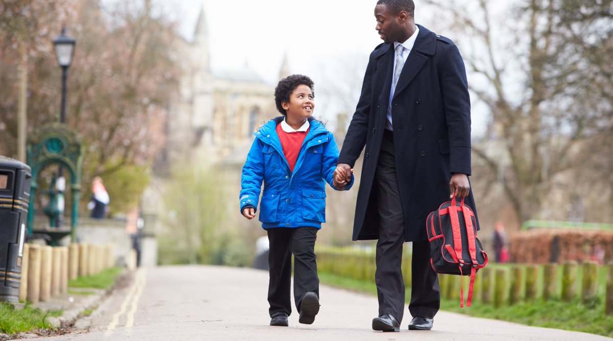 RoSPA's tweet image. It’s almost time for #familysafetyweek. Next week @DrRanj gives his advice on child pedestrian safety, including the #greencrosscode. For more info ow.ly/9kjq50o6SPa #fsw2019 #roadsafety #childsafety