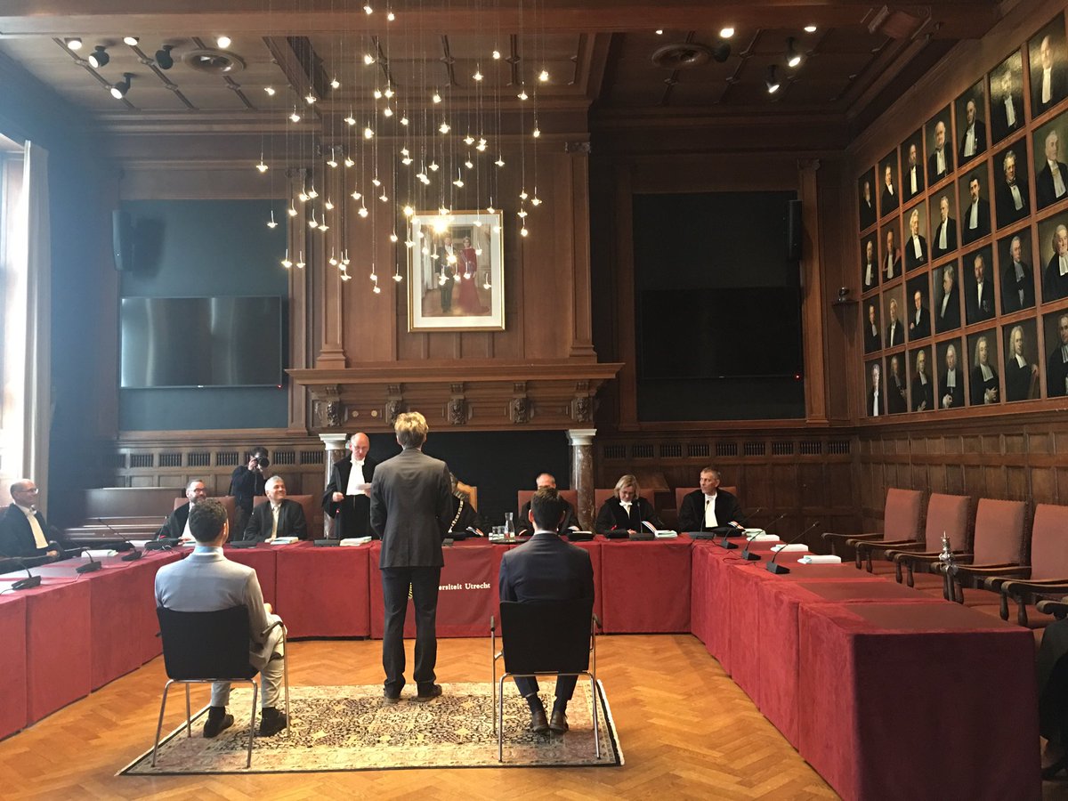 Promotor <a href="/leeuwenk55/">kees van leeuwen</a> spreekt de jonge dr. <a href="/stef_koop/">Stef Koop</a> toe, feliciteert hem met het behalen van de dr-titel en zwaait hem lof toe. Stef schreef 'Towards water-wise cities: Global assessment of water management and governance capacities'. Lees hier meer: kwrwater.nl/actueel/voldoe…