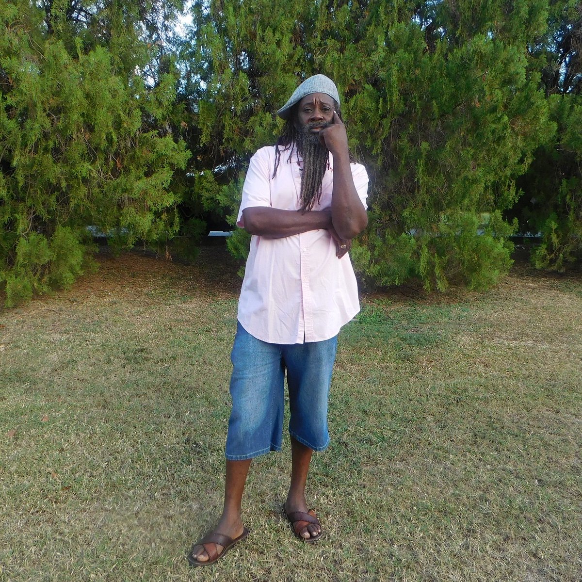 prophetelijah33's tweet photo. Too much confusion...lets promote peace today to create a non-violent world. Are you with me? Blessed love Jah people ❤️💛💚#ProphetElijah #toomuchconfusion #killadayalbum #reggaemusic https://t.co/487TbOWh8G