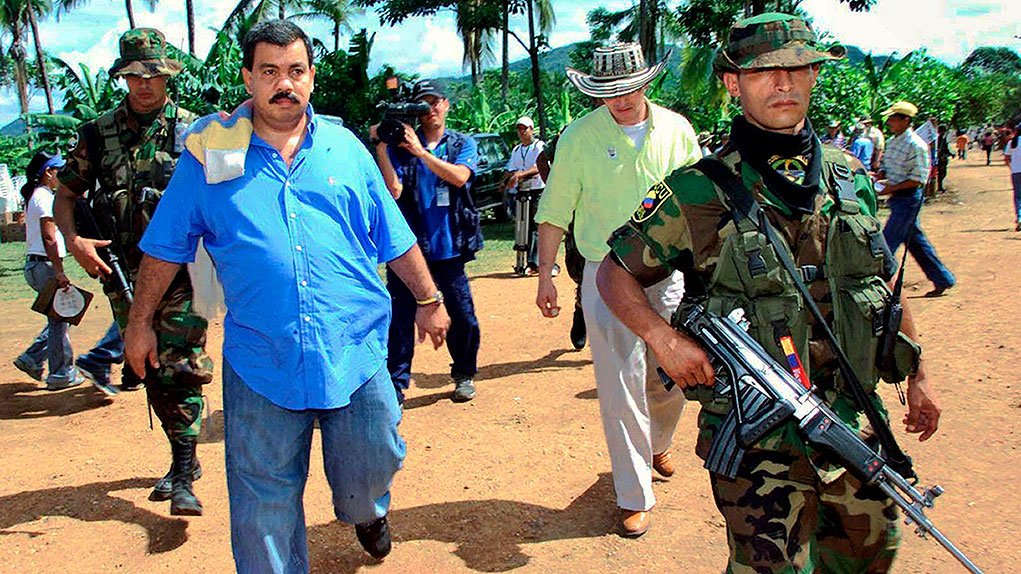 VerdadAbierta's tweet photo. Tribunal de Justicia y Paz compulsó copias para que la Fiscalía investigue la presunta financiación de Nacional de Chocolates; Galletas Noel; Gaseosas Postobón; y Pilsen, de Bavaria, a uno de los bloques paramilitares de 'Don Berna'. Leer en: https://t.co/GOIzuj40SH. https://t.co/v1nxMuW8Sa