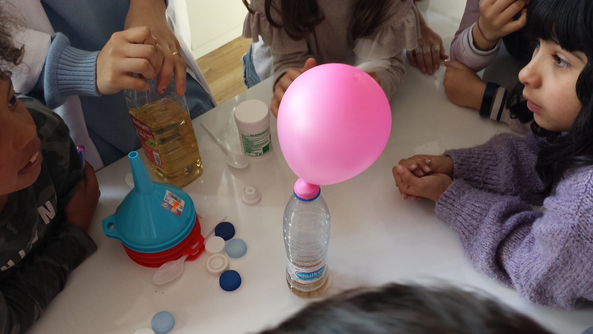 JesuitakDonosti's tweet photo. LH3ko ikasleak, BATX1ekoek lagunduta, #materia eta #materialak landu zituzten. Orain, #mindmap-a egin beharko dute ikasitakoarekin.
---
Los alumnos de 3º de Primaria, junto con los de 1º de Bachiller, trabajaron la  materia y los #materiales la semana pasada. https://t.co/cDDNuCX8z1