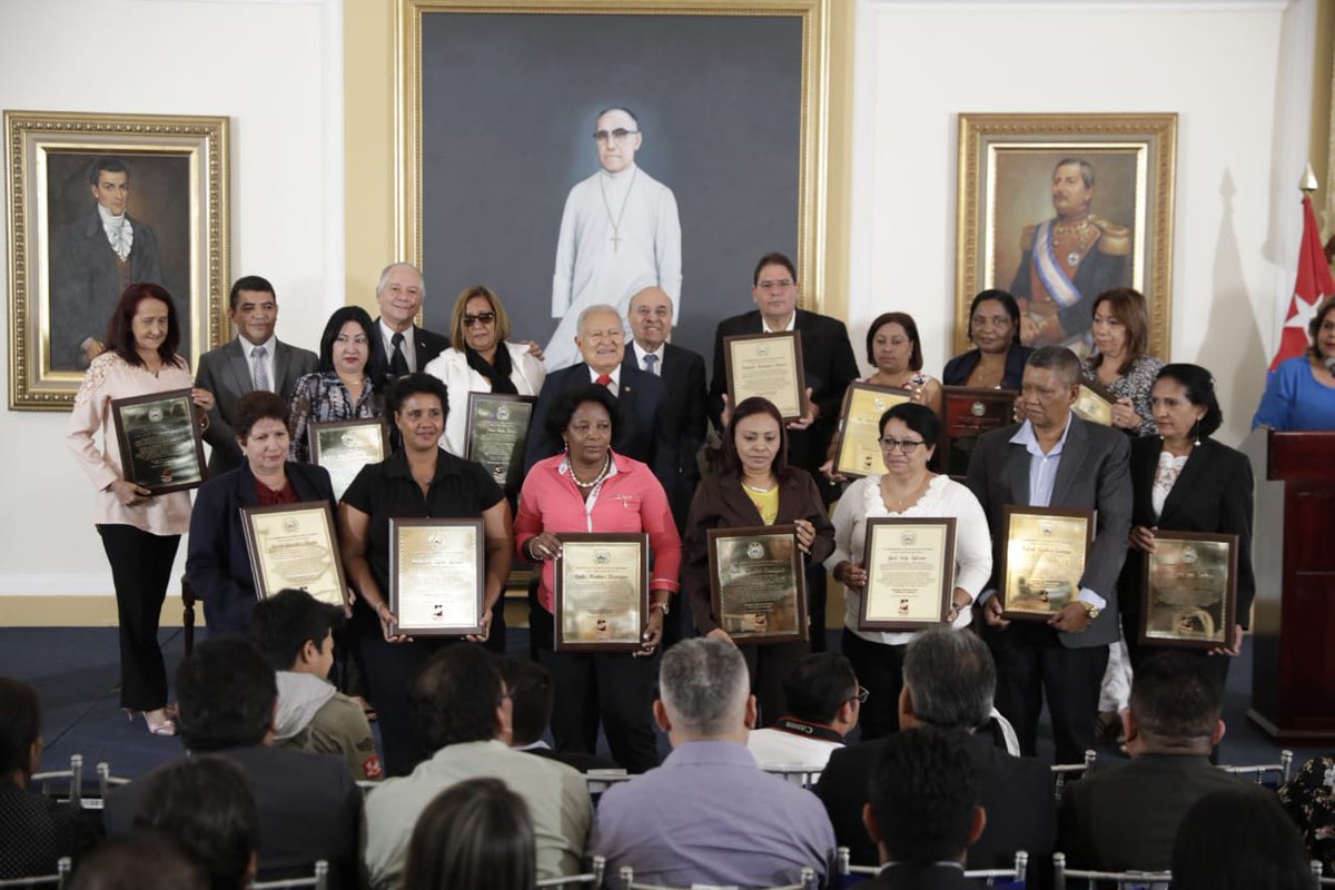 PresidenciaSV's tweet photo. @sanchezceren @TVESsv @RadioNacionalsv @CastanedaMined @UNESCO_es @embacubasalva El reconocimiento que el Presidente Salvador @sanchezceren entrega a los 15 integrantes de la Brigada Educativa Cubana, 13 mujeres y 2 hombres, es un homenaje a la solidaridad de #Cuba a nuestros esfuerzos por impulsar el desarrollo de nuestro pueblo mediante la educación. https://t.co/ym9qpumzyI