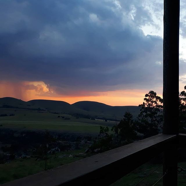 Sunset with a thunderstorm on the horizon #whywelovenature #edgeofnowhere ift.tt/2HTs7ia