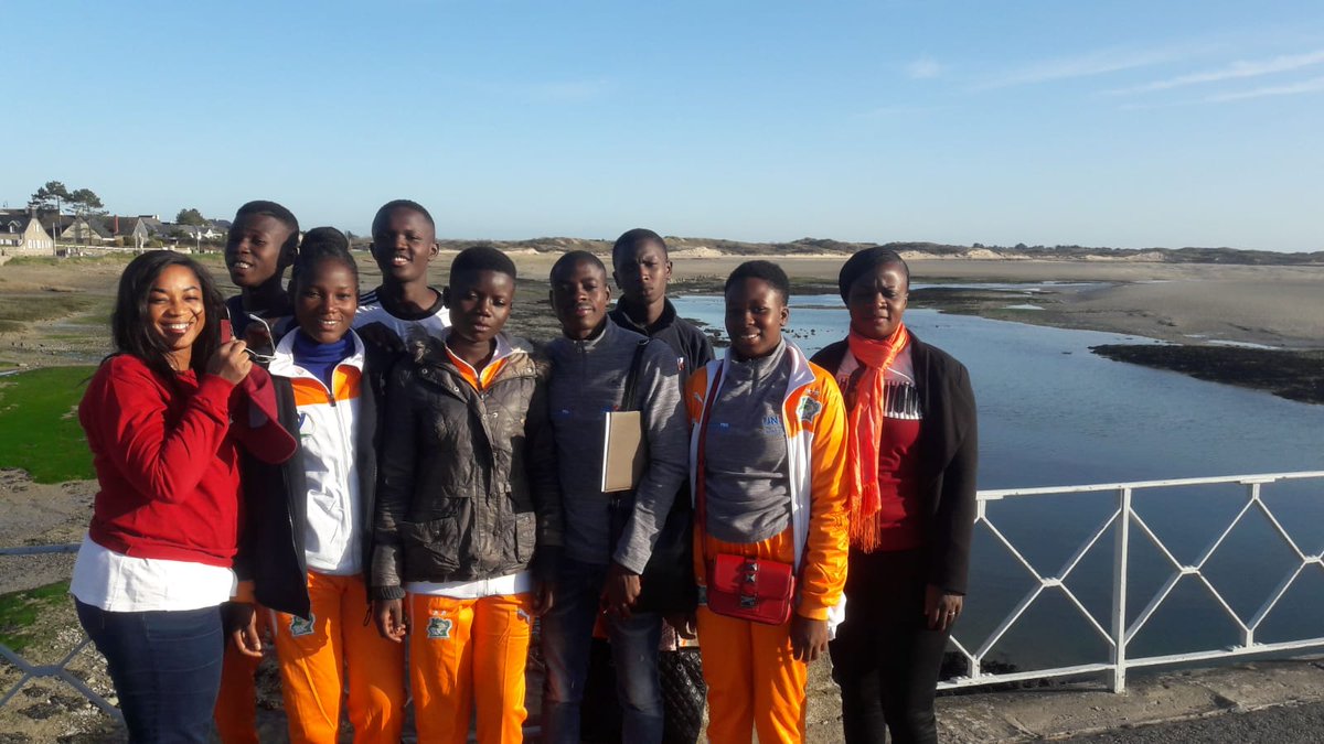 gr_nathalie's tweet photo. #partageons plus que du sport, la délégation ivoirienne @oissudn en immersion qui reçoit du matériel de la part des jeunes @unss de l'établissement @UNSSCalvados Et qui se prépare pour le #challengeJO @unss @MAIF #responsabilité #citoyenneté https://t.co/TYmi8Td0WI