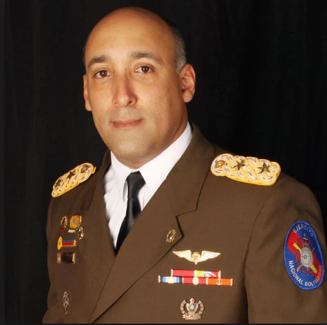 alexonjgarcia's tweet photo. Autoridades colombianas retuvieron en el aeropuerto El Dorado de Bogotá al Tte.Cnel. venezolano Edgar Alejandro Lugo Pereira con 20 pasaportes, 14 mil dólares, 74 millones de pesos y 500 euros.

Además, portaba un disco duro, una memoria USB y decenas de CD's. #25Mar - @ELTIEMPO https://t.co/IK7Vhv7MFZ