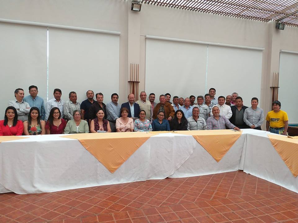 Fenatrape_EC's tweet photo. Fenatrape reunida en el Sur de Quito. Analiza las medidas económicas que tomará el Gobierno Nacional en los próximos meses. Además, se hace una presentación de los nuevos servicios para sus federados. La reunión se hizo el viernes 22 de marzo. en Tambillo. https://t.co/7jRtjN2WCz https://t.co/dskAxIYcPz