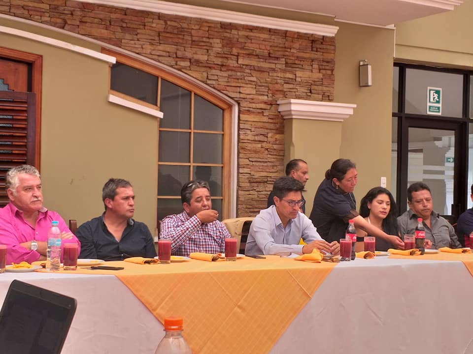 Fenatrape_EC's tweet photo. Fenatrape reunida en el Sur de Quito. Analiza las medidas económicas que tomará el Gobierno Nacional en los próximos meses. Además, se hace una presentación de los nuevos servicios para sus federados. La reunión se hizo el viernes 22 de marzo. en Tambillo. https://t.co/7jRtjN2WCz https://t.co/dskAxIYcPz
