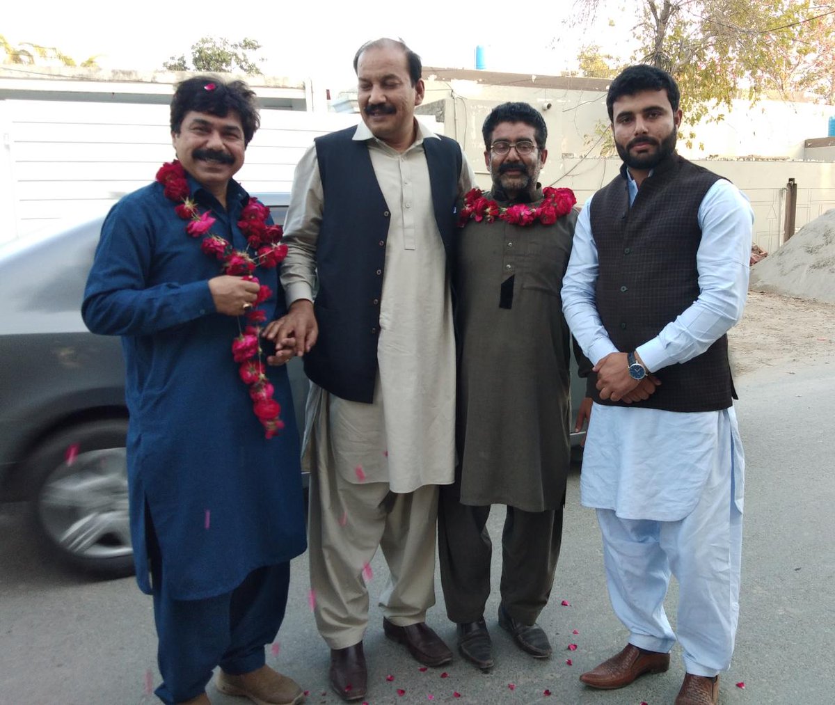 FrontDaily's tweet photo. لکھ لکھ مبارکاں اللہ تیرا شکر ہے میرے پیارے بھائی چیف ایڈیٹر روزنامہ فرنٹ لائن شاہد طور کو عدالت نے باعزت بری کردیا اور سات ہی مقدمہ خارج.  منجانب میاں طاہر نوید چیف ایگزیکٹو روزنامہ فرنٹ لائن لاہور https://t.co/3eQexe28km