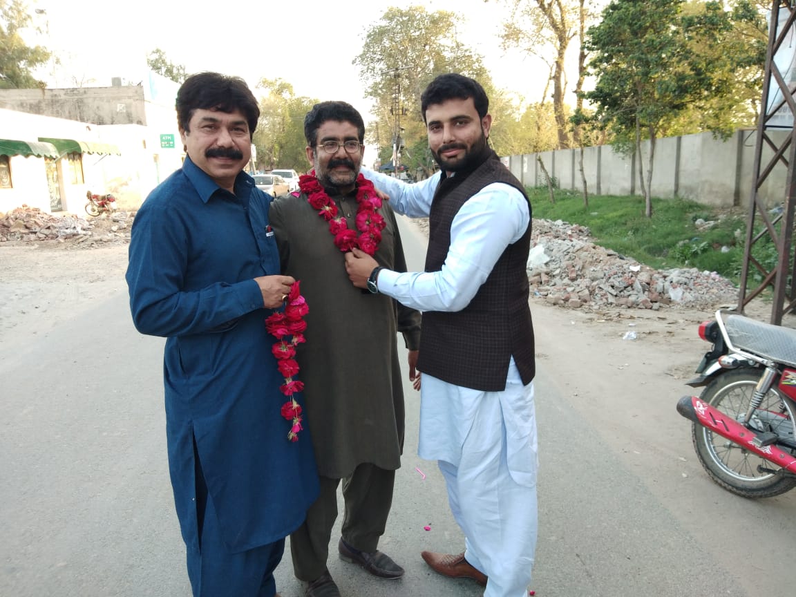 FrontDaily's tweet photo. لکھ لکھ مبارکاں اللہ تیرا شکر ہے میرے پیارے بھائی چیف ایڈیٹر روزنامہ فرنٹ لائن شاہد طور کو عدالت نے باعزت بری کردیا اور سات ہی مقدمہ خارج.  منجانب میاں طاہر نوید چیف ایگزیکٹو روزنامہ فرنٹ لائن لاہور https://t.co/3eQexe28km