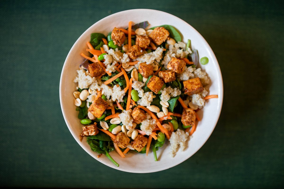 2NDStDistrict's tweet image. Shake away those #MondayBlues with #MADGreens! Stop by @MadGreens on 2nd and San Antonio for a signature salad 🥗 or a fresh juice for the perfect afternoon pick-me-up.