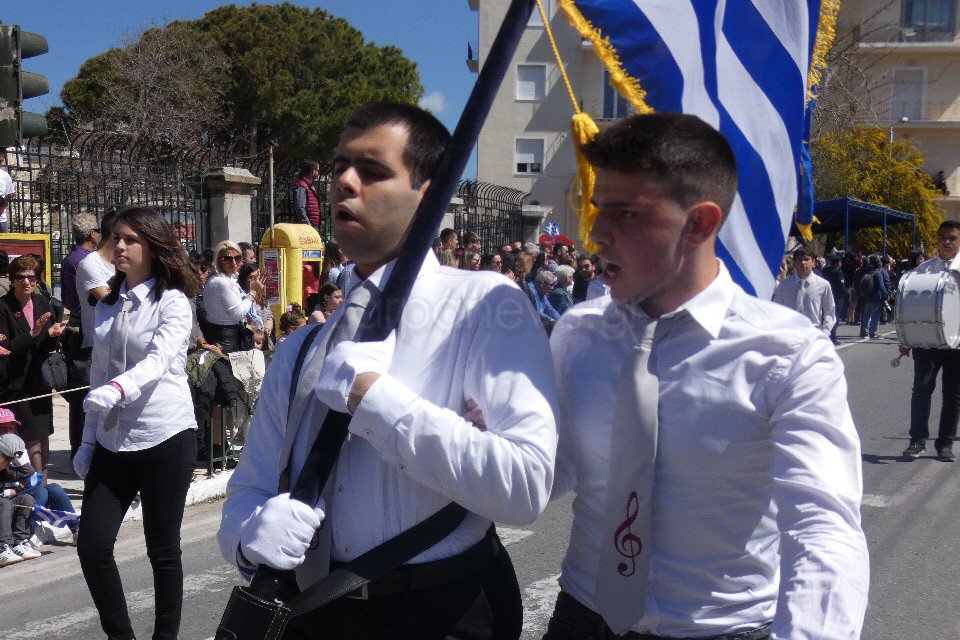 CFountzoula's tweet photo. Καταχειροκροτήθηκε ο σημαιοφόρος Παρασκευάς Πιπεράκης στην παρέλαση στα Χανιά. Ο τυφλος αριστούχος μαθητής του μουσικού σχολείου στην Κρήτη έστειλε το μήνυμα που λέει ότι η θέληση μπορεί να ξεπεράσει κάθε εμπόδιο, κρατώντας την ελληνική σημαία στα χέρια του #25ηΜαρτιου @zarpanews https://t.co/P0j4tjlIvT