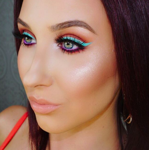 #Spring trend alert: make your eyes pop with colored liner. Beauty bloggers everywhere have been seen creating looks and adding their own spin to it, like @Jaclynhill 

bit.ly/2TUXqQG