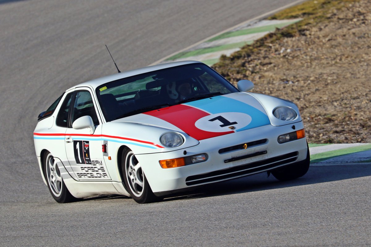 Porsche_BCN's tweet image. ⚠️Quedan muy pocos días para la siguiente cita de las #PorscheClassicSeries de @RallyClassics. Este sábado 30 de marzo tienes una nueva oportunidad para vivir una jornada memorable en el @CircuitCalafat. ¡Acelera e inscríbete ya! 👉 bit.ly/InscripciónPor…