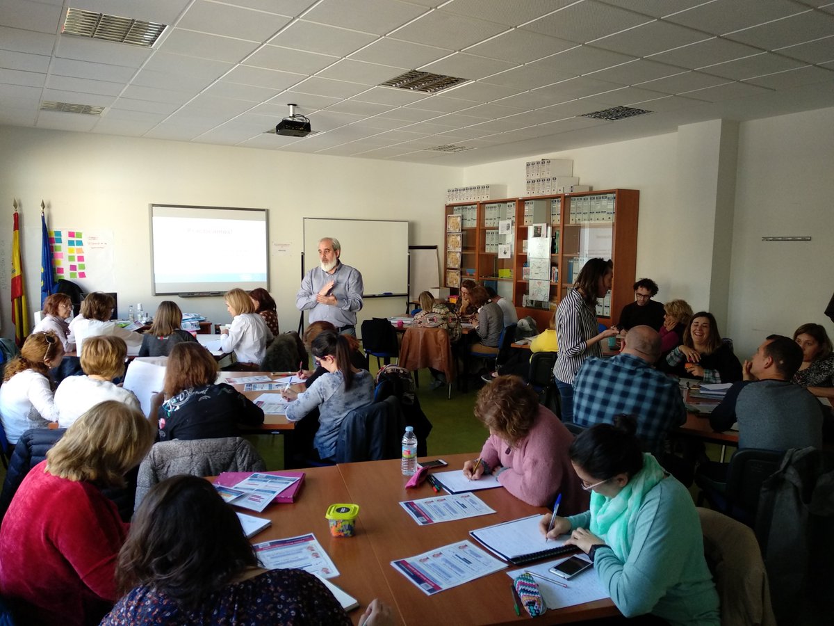 CFIESAmate's tweet photo. Continuamos formación con el @MetodoSingapur en el @cfiesalamanca #formaciónCyL #innovaCyL https://t.co/wSEWm3XRpR