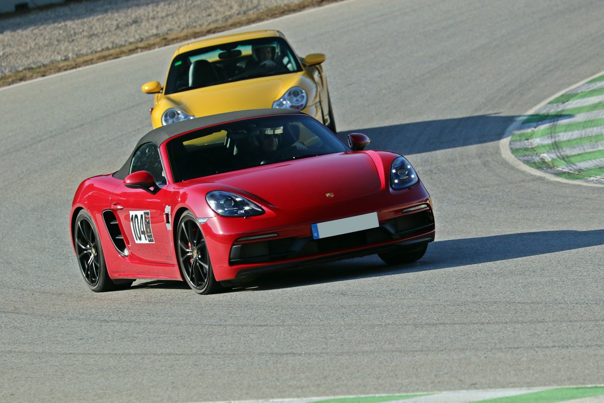 Porsche_BCN's tweet image. ⚠️Quedan muy pocos días para la siguiente cita de las #PorscheClassicSeries de @RallyClassics. Este sábado 30 de marzo tienes una nueva oportunidad para vivir una jornada memorable en el @CircuitCalafat. ¡Acelera e inscríbete ya! 👉 bit.ly/InscripciónPor…