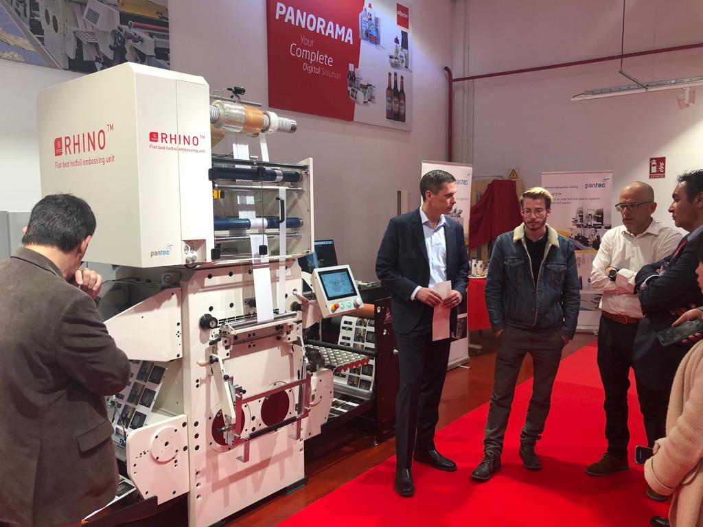 esagraf's tweet photo. Durante el día de hoy, hemos podido ver la gran potencia de la máquina Rhino II de Pantec GS Systems gracias a Roger Meierhofer, Sales Manager. El cabezal de la estampadora hot-foil permite realizar acabados en diseños innovadores policromados. https://t.co/ax7HwRR5Cb