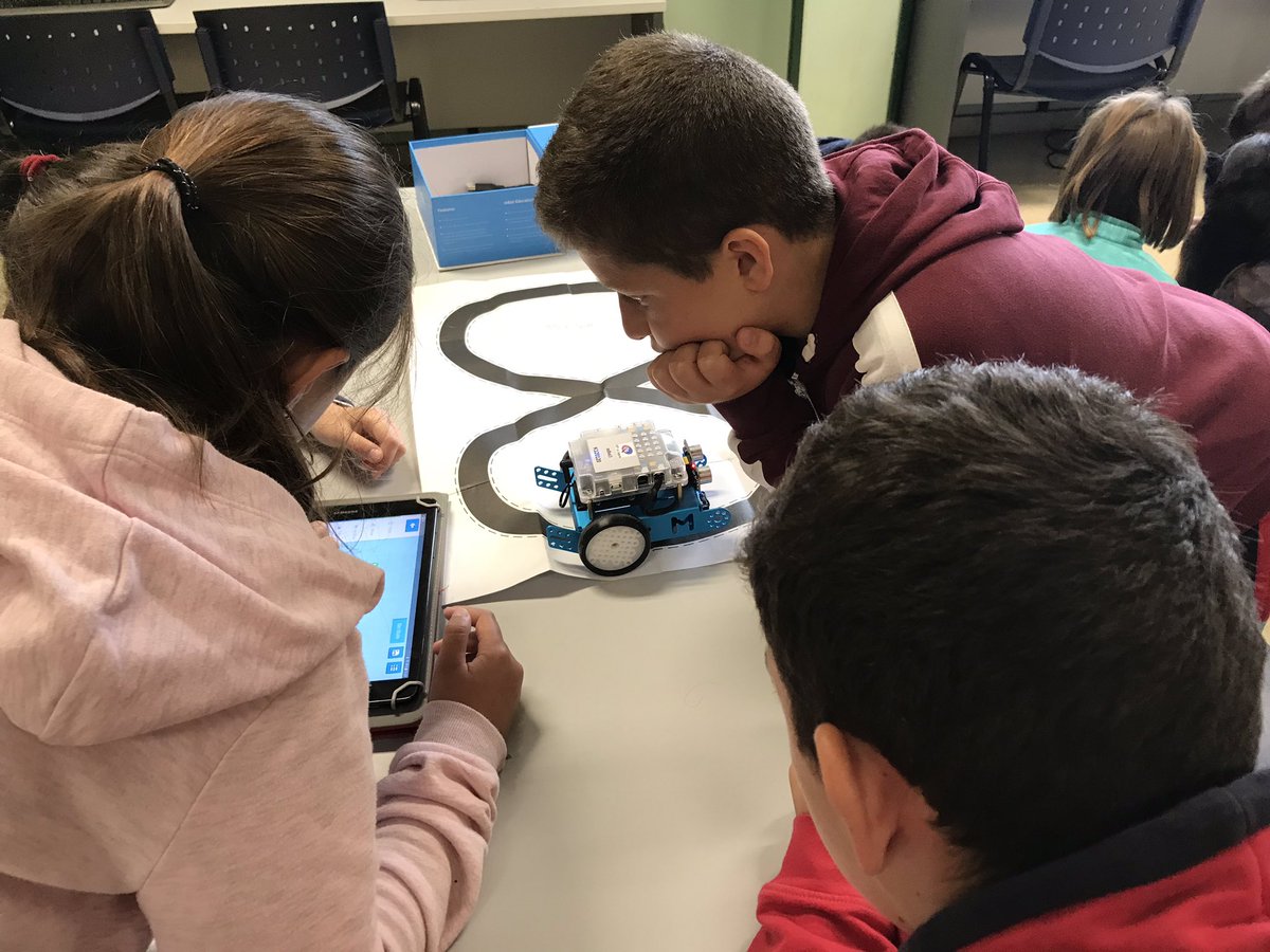 CEIPCaminoVilla's tweet photo. 🤖 #Robótica | El alumnado de 5º y 6º experimenta computación y robótica a través del uso del Mbot de @makeblock_es.
Muchas gracias a @LaLagunaCEP por cedernos los robots. 

#EnElCamino https://t.co/qxdYBC7Pfi