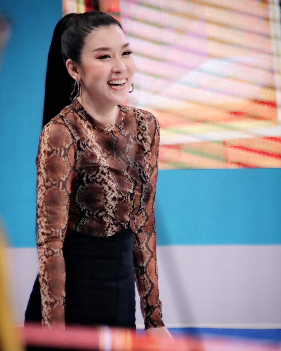 Yurita_p's tweet photo. สำหรับวันนี้... 4  ชุดสวยๆ 😘
รายการสนุกมากๆแม่จ๋าสวยมากๆ
@CheerNy14
#cheerny14 
#ราคาพารวย
#YRTSNAP_TOEYCHEER 
#เต้ยเชียร์ https://t.co/d6wA169ubM