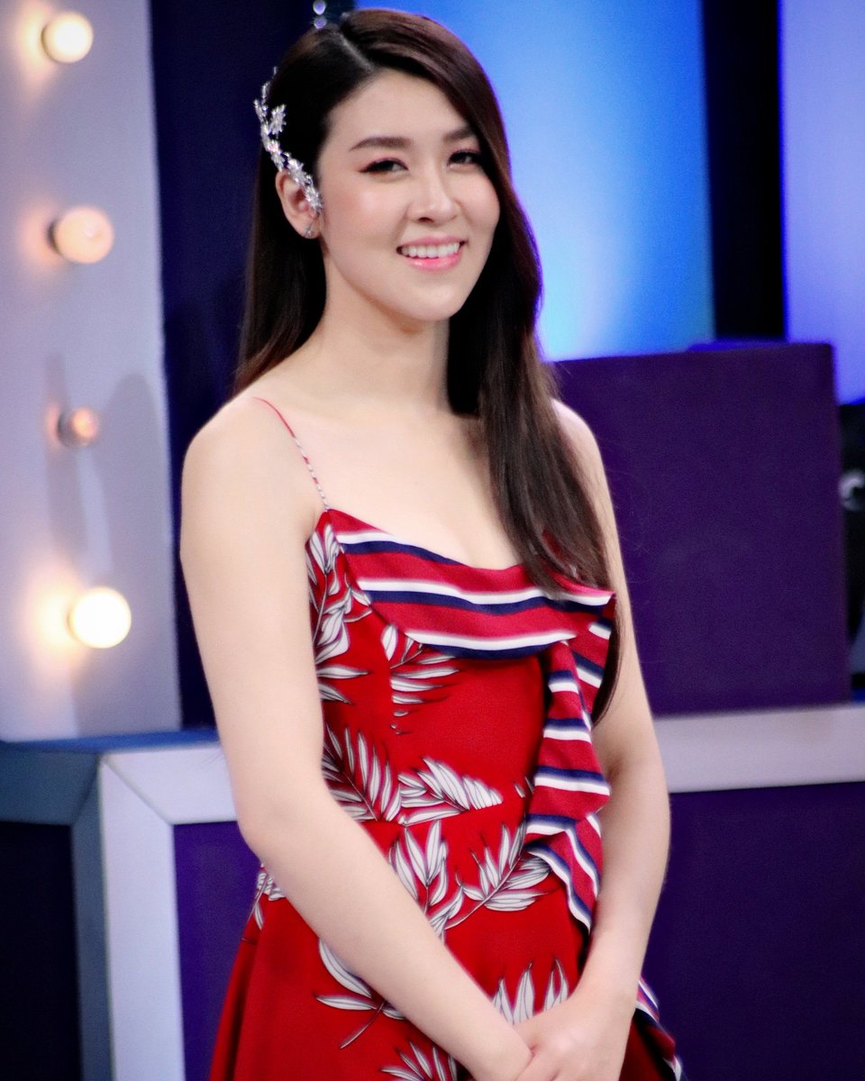 Yurita_p's tweet photo. สำหรับวันนี้... 4  ชุดสวยๆ 😘
รายการสนุกมากๆแม่จ๋าสวยมากๆ
@CheerNy14
#cheerny14 
#ราคาพารวย
#YRTSNAP_TOEYCHEER 
#เต้ยเชียร์ https://t.co/d6wA169ubM