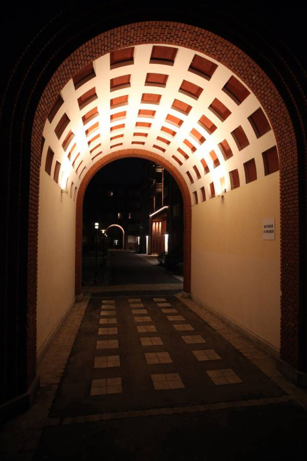 cyberarchi's tweet photo. La mise en lumière du square Dufourmantelle à #Maisons-Alfort impose un rythme doux, joue de ses symétries et vise l’équilibre entre élégance et discrétion@TimothToury    https://t.co/AXgu1KooXp https://t.co/2NLftetnc0