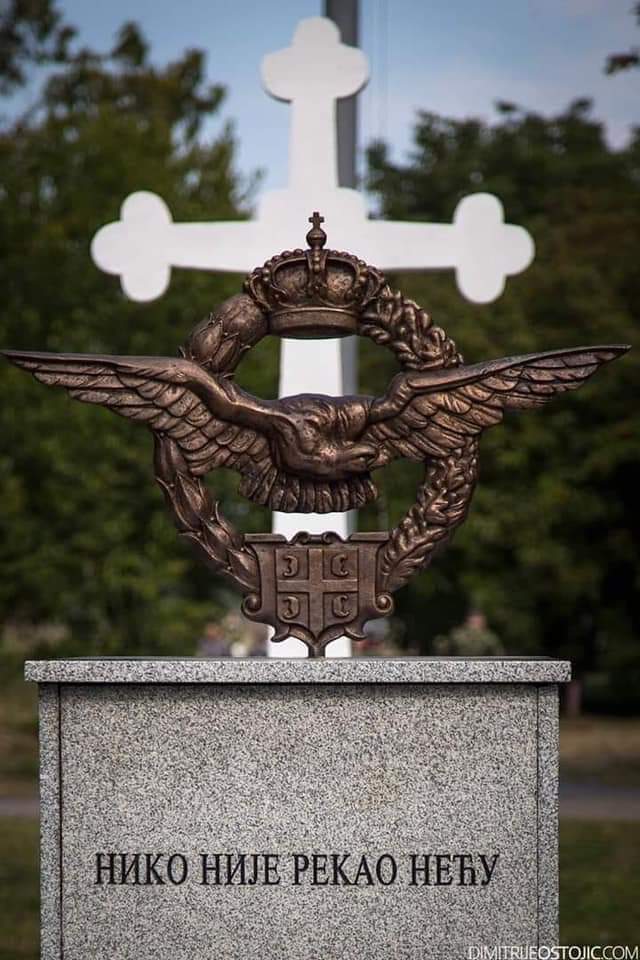 RealnoSamo's tweet image. Слава српским јунацима, пилотима који су узлетели са наших аеродрома и супротставили се највећој ваздухопловној сили која је икада употребљена. 

Овај споменик се налази на аеродрому Батајница.

Вечно захвалан,

српски народ