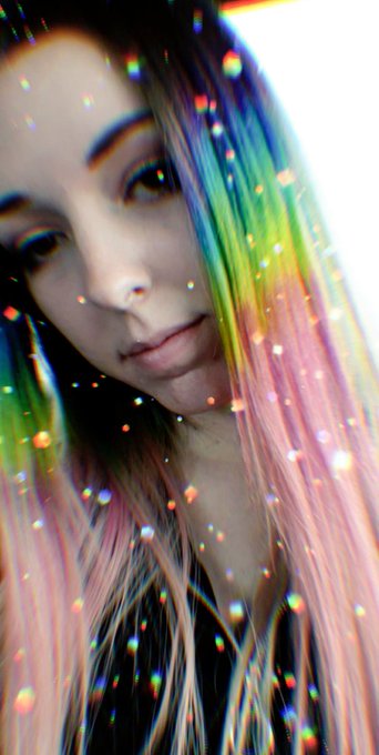 Trying to take pictures in a bumpy truck isn't easy, but I really like my hair today &amp; I'm bored so here's<a href="/tag/newprofiiepic"class="tags"><span>#newprofiiepic</span></a>