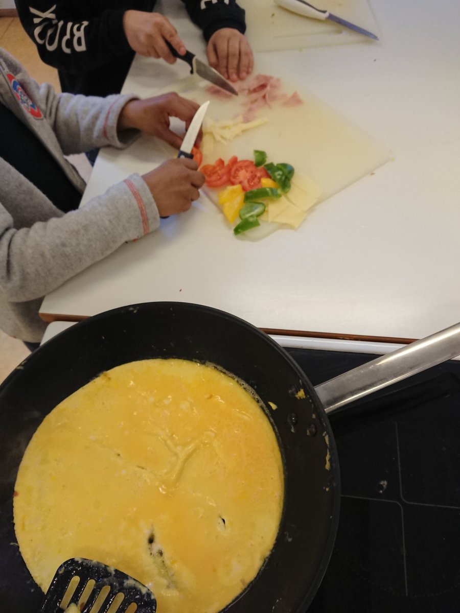 AksLys's tweet photo. 1.trinn lagde i dag omelett med ost, skinke og grønnsaker. Nammm! 🐔 https://t.co/HeNapUpaX9